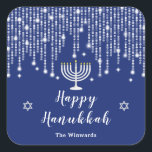 Blue och Silver String Ljus Lycklig Hanukkah Fyrkantigt Klistermärke<br><div class="desc">Den här eleganten och den sofistikerade Hanukkah-dekalen har vackra silver-strängsfären ljus med diamantsparkler,  ett menorahljus och David Star. Texten kombinerar handskript och serif typsnitt för en snyggt och ett modernt utseende. Det här är perfekt för en Hanukkah party.</div>