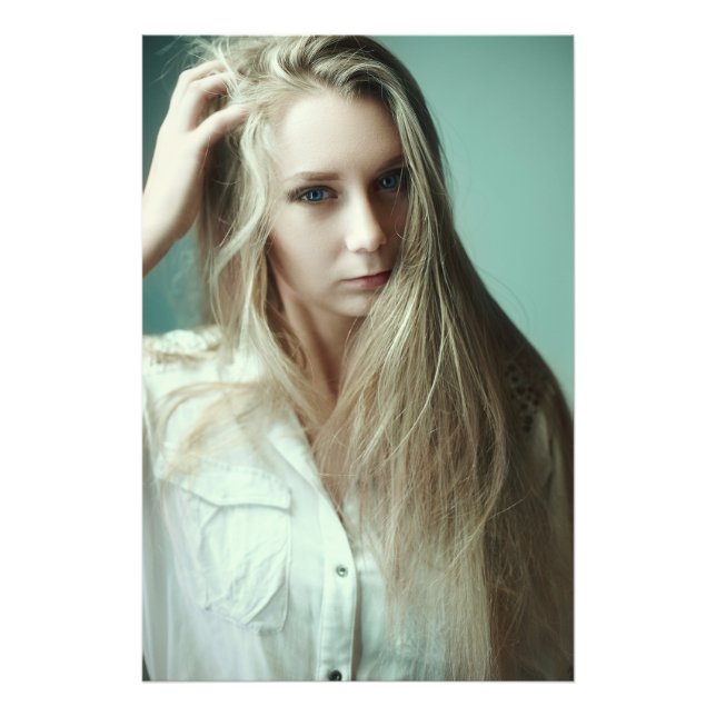 Blue Öga Blond Girl leker med Hair Fototryck (Framsidan)