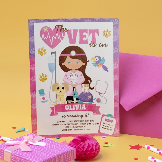 Blue Öga Brown Hair Girl Vet Födelsedagsfest Inbjudningar (The cat is definitely out of the bag on this on this girl’s vet birthday invitation.)