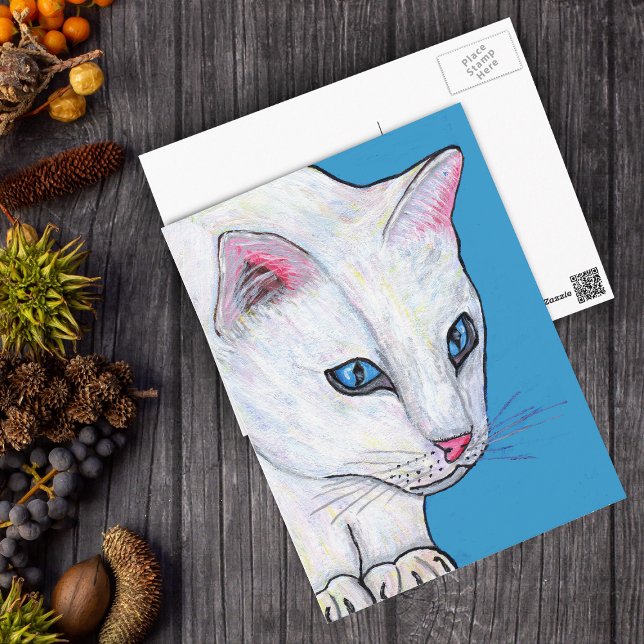 Blue Ögon White Cat Vykort (Head of white cat intense blue eyes on light blue postcard.)