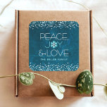 Blue Peace Joy Kärlek Snowflake Typography Helgdag Fyrkantigt Klistermärke<br><div class="desc">"Fred, glädje och kärlek." En roligt, lekfull, snöflingande illustration och modern typografi på en rik, djupa, blå marmorbakgrund hjälper dig att tränga in i julhelgen. Ytterligare vita och turkosa konfetti dockar ram på dekalen. Känn helgdagarnas värme och glädje när du användor den här fantastiska helgdag, grafiken och personligen. Matchningskort, kuvert,...</div>
