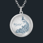 Blue Peacock Löv Vine Necklace Silverpläterat Halsband<br><div class="desc">Anpassa en unik gåva till dina brudar med ett Blue Peacock Löv Vine Necklace. Necklace-konstruktionen har en lätt grått-grym bakgrund med en pulserande blå påk med en löv-försköning. Anpassa med brudgummens namn för en omhuldad påminnelse om din stora dag. Ytterligare bröllop-förråd finns även med den här utformningen. Behöver du hjälp...</div>