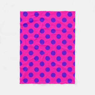 Blue polka dots on fuchsia fleecefilt