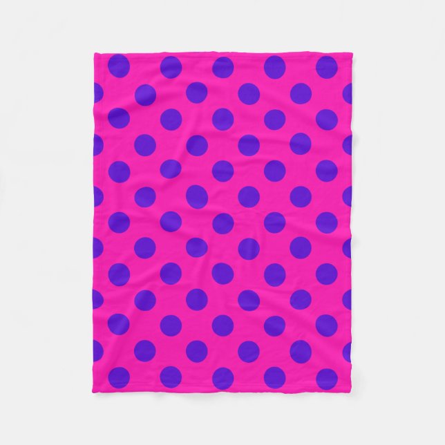Blue polka dots on fuchsia fleecefilt (Framsidan)