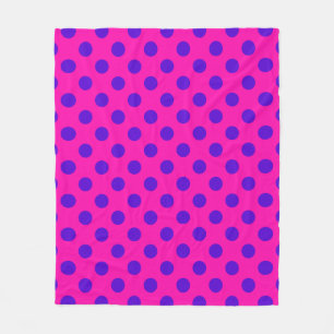 Blue polka dots on fuchsia fleecefilt
