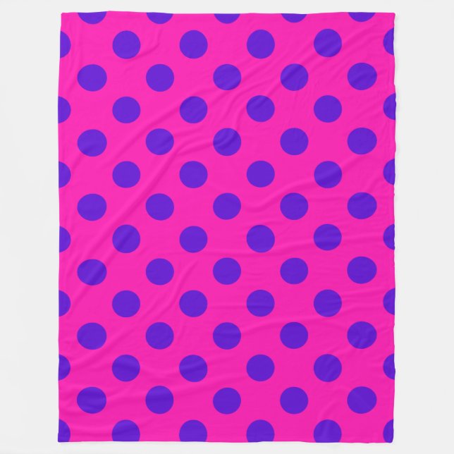 Blue polka dots on fuchsia fleecefilt (Framsidan)