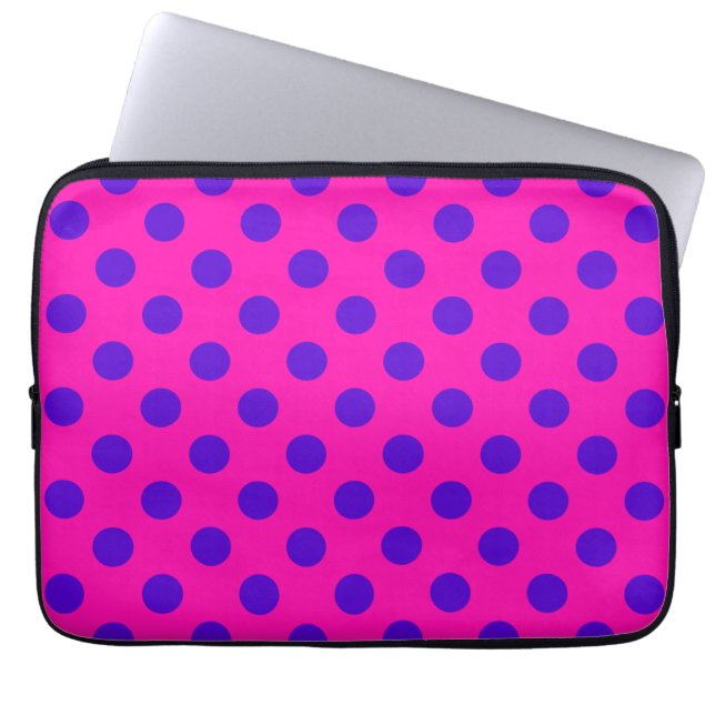 Blue polka dots on fuchsia laptop sleeve (Framsidan)