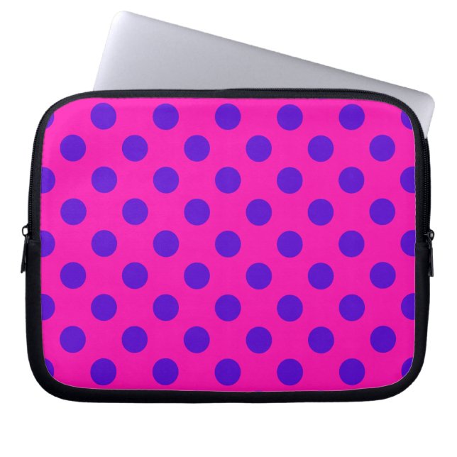 Blue polka dots on fuchsia laptop sleeve (Framsidan)