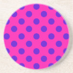 Blue polka dots on fuchsia underlägg<br><div class="desc">Blue polka dots on fuchsia</div>