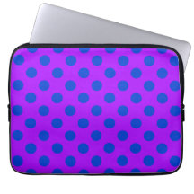 Blue polka dots på lila