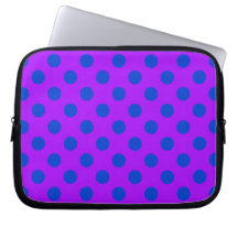 Blue polka dots på lila