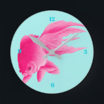 Blue Pop Art Rosa Goldfish Modern Rund Klocka<br><div class="desc">En rosa guldfisk på ett block av blått fast färg. En stor bild av en fisk till färg på dina väggar eller som en unik väggklocka.</div>