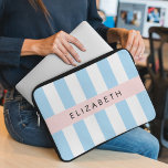 Blue Rand, Stripe Mönster, Linjer, Ditt namn Laptop Fodral<br><div class="desc">Elegant,  snyggt och sofistikerat rand i blått och vitt färg. Modern gåva och trendig,  perfekt för rand älskare i ditt liv. Anpassa genom att lägga till namn,  smeknamn,  monogram eller initialer.</div>