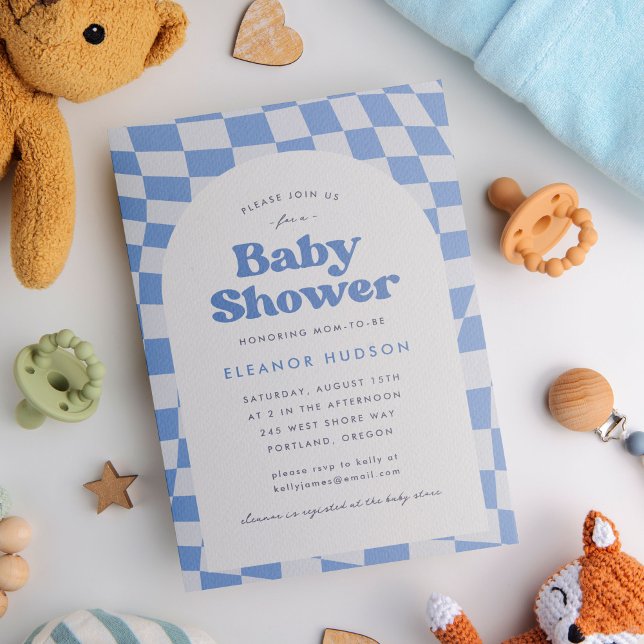Blue Retro Groovy 70s Checkerboard Baby Shower Inbjudningar (Baby shower invitation with blue checkerboard pattern and groovy, retro, 70s theme)