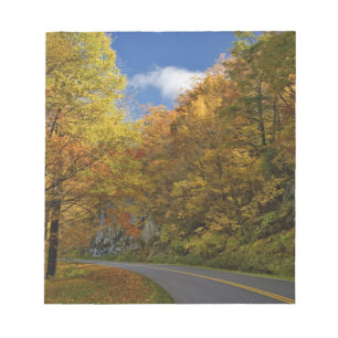 Blue Ridge Parkway svänger genom höstfärger Anteckningsblock