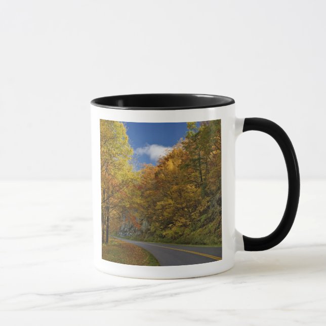 Blue Ridge Parkway svänger genom höstfärger Mugg (Höger)