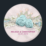Blue Ro och Krona Blommigt Bouquet Bröllop Magnet<br><div class="desc">En bröllop-magnet designad med ett foto av blått ro omgivet av sprit och löv och finare. Bubblarna är också en form i krona. Vita blommor och söt blå knärör och vit lacy ribbon omger också ro. Sätt på en dammig rosa marmor.</div>