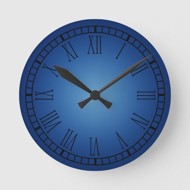 Blue Roman Numeral Clock Rund Klocka (Framsida)
