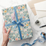 Blue Rosa White Blommigt Birthday Möhippa Presentpapper<br><div class="desc">Söt möhippa eller födelsedag papper för henne med följande färg blommor på ljusblå bakgrund,  rosa blommor,  vita blommor,  persikoblommor.</div>