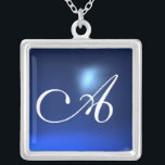 Blue Sapphire Gem Monogram Silverpläterat Halsband<br><div class="desc">Elegant och unik design med gemstone. Mycket exakt modellering och rendering i 3D Studio Max av Bulgan Lumini .Part från serien Hyper Talismans.</div>