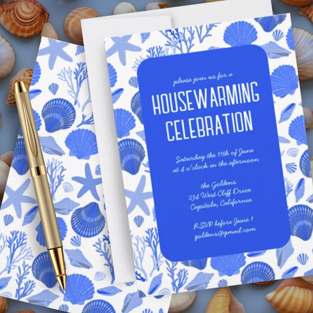 Blue Seashells Chic Beach Houseuppvärmning Party Inbjudningar (Custom housewarming party invitation with a blue and white nautical ocean seashell pattern)