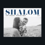 Blue Shalom Bold Typography Hanukkah Photo Helg Vykort<br><div class="desc">Lycklig Hanukkah! Skicka Hanukkah önskemål till familj och vänner med anpassadet,  det moderna Hanukkah-vykortet. Den har SHALOM i fet stil. Anpassa genom att lägga till namn och ett foto. Det här fotot Lycklig Hanukkah-vykortet finns i andra kartonger.</div>
