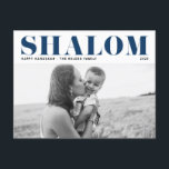 Blue Shalom Bold Typography Hanukkah Photo Helg Vykort<br><div class="desc">Lycklig Hanukkah! Skicka Hanukkah önskemål till familj och vänner med anpassadet,  det moderna Hanukkah-vykortet. Den har SHALOM i fet stil. Anpassa genom att lägga till namn och ett foto. Det här fotot Lycklig Hanukkah-vykortet finns i andra kartonger.</div>