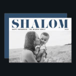 Blue Shalom Bold Typography Lycklig Hanukkah Photo Julkort<br><div class="desc">Lycklig Hanukkah! Skicka Hanukkah önskemål till familj och vänner med anpassadets moderna Hanukkah-kort. Den har SHALOM i fet stil. Anpassa genom att lägga till namn och ett foto. Det här fotot på Lycklig Hanukkah-kortet finns i andra kartonger.</div>