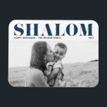Blue Shalom Bold Typography Lycklig Hanukkah Photo Magnet<br><div class="desc">Lycklig Hanukkah! Skicka Hanukkah önskemål till familj och vänner med anpassadet till den moderna Hanukkah-magnet. Den har SHALOM i fet stil. Anpassa genom att lägga till namn och ett foto. Fotot Lycklig Hanukkah-magnet finns i andra kardstockar.</div>