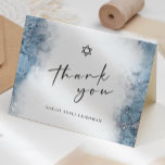 Blue Silver Marble Pub eller Bat mitzvah Tack<br><div class="desc">Den här eleganten är det moderna pub eller det bat mitzvah tacket som du har ett ljusblått vattenfärgsutkast i gräns, där man imiterar marmor med faux silver foil, som gradvis tonar in i den vita bakgrunden. En liten stjärna av David visas ovanför ord "tack" i handskript för grått av av...</div>