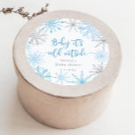 Blue silver snöflingor baby och dess kall utanför runt klistermärke<br><div class="desc">Blått silver snöflingor baby är ett kall utanför Klassisk Round Sticker Matching-objekt finns tillgängliga.</div>