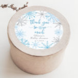 Blue silver snöflingor Tack snö så mycket Runt Klistermärke<br><div class="desc">Blue silver snöflingor Tack för att du har tillgång till matchningsartiklar för klassiskt runt märke i snö.</div>