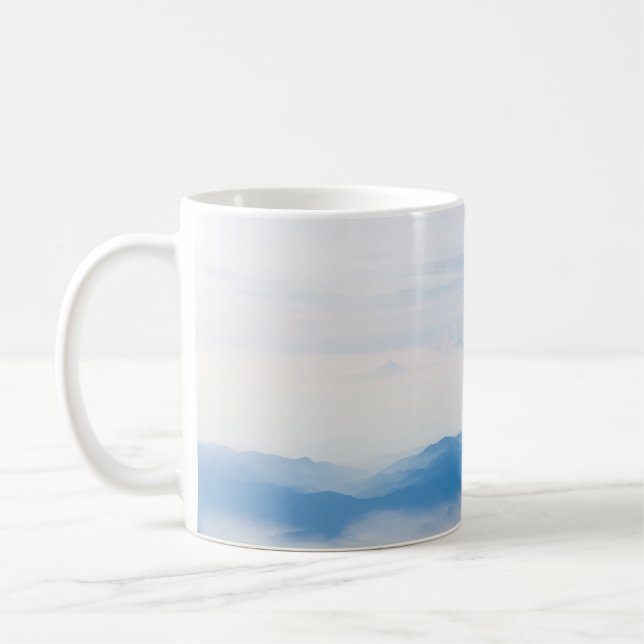 Blue sky and mountains view from airplane stylized kaffemugg (Vänster)