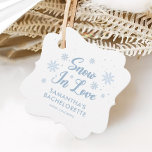 Blue Snö i Kärlek Winter Ski Bachelorette Gåvor Etiketter<br><div class="desc">Lägg till lite elegans i dina bachelorettpåsar med våra "Blue Snö In Kärlek Winter Ski Bachelorette Favor Tags". Dessa märkre är perfekt för bachelorette-festen gynnar säckar och erbjuder unika bachelorette goody bag-idéer för ditt vinterbachelorettparti. Oavsett om du planerar en mysigt vinterstuga med bachelorette-fest eller en äventyrlig vinterfest med bergskabinorett passar...</div>