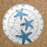 Blue Starfish Nautical Coastal Darttavla<br><div class="desc">En nautisk blå och vit ritbräda med gradient ombre skuggor av blå stjärnfisk på sandig vit bakgrund. Anpassa den här kustens tema-tavla med Initialer eller ta bort. Bilden är originalfotografi av JLW_PHOTOGRAPHY.</div>