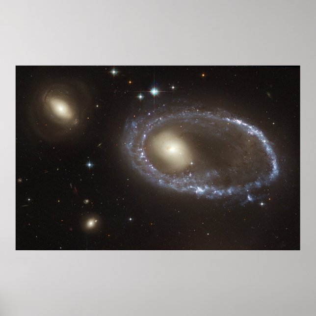 Blue Stars Ring Nucleus of Galaxy AM 0644-741 Poster (Framsidan)