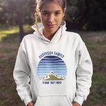 Blue Sunset Mountain Anpassningsbar Family Reunion Hoodie<br><div class="desc">Den här coolans blå vintage över rocky mountains i naturen gör en underbar bild av en uppsättning anpassade kroppar för familjeåterförening,  resa eller sommarsemester. Minneshögtidlighålla ert resa med matchande naturnära sweatshirts för mamma,  pappa,  broder och syster. Lägg bara till ditt eget efternamn och året med vår anpassning till verktyg.</div>