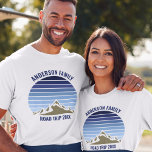 Blue Sunset Mountain Anpassningsbar Family Reunion T Shirt<br><div class="desc">Den här coolans blå vintage över rocky mountains i naturen gör en underbar bild av en uppsättning anpassade t-shirts för familjeåterförening,  resa eller sommarsemester. Minneshögtidlighålla ert bergsområde resa med matchande naturskyddskrav för mamma,  pappa,  bror och syster. Lägg bara till ditt eget efternamn och året med vår anpassning till verktyg.</div>