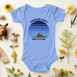 Blue Sunset Mountain Anpassningsbar Family Reunion T Shirt<br><div class="desc">Den här coolans blå vintage över rocky mountains i naturen gör en underbar bild av en baby-kroppsdräkt för familjeåterförening,  resa eller sommarsemester. Minneshögtidlighålla ert resa i berget med denna barnvagn. Lägg bara till ditt eget efternamn och året med vår anpassning till verktyg.</div>