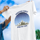 Blue Sunset Mountain Anpassningsbar Family Reunion T Shirt<br><div class="desc">Den här coolans blå vintage över rocky mountains i naturen gör en underbar bild av en uppsättning skjortor för treblend för familjeåterförening, resa eller sommarsemester. Minneshögtidlighålla ert bergsområde resa med matchande naturskyddskrav för mamma, pappa, bror och syster. Lägg bara till ditt eget efternamn och året med vår anpassning till verktyg....</div>