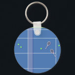 Blue Tennis Court Modern Tennis Player Nyckelring<br><div class="desc">Personligens klassiska tennisbanedesign i blått med klassisk tennis, chic, preppy & elegant tennis rackets och grönt tennis bollar. Enkel, minimalistisk gåva till ditt tennislag eller tennislag. Personlig Gift för tennisspelare. Bild på Blue tennis court. Trendigets tennisspelare, hemdekanter. Trendigets moderna tennisspelarpresenter. Modern gåva till din coola- eller skoltennislag! Tennis bröllop. Tennisgåva...</div>