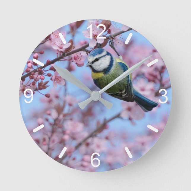 Blue Tit Bird i Rosa Japanska Cherry-Blommar Rund Klocka (Framsida)