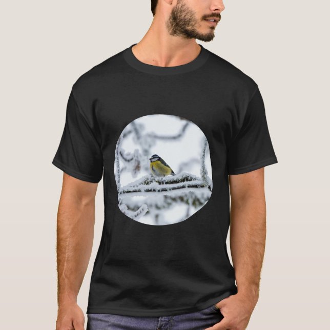 Blue Tit Bird Perched on Snowy Gren T Shirt (Framsida)