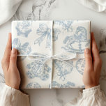 Blue Toile de Jouy Vintage Nursery Presentpapper<br><div class="desc">Backa dina gåvor i tidlös elegans med detta Papper för "Blue Toile de Jouy Wrapping". Med en delikat, vintage-inspirerad leksak mönster i blått, är den här presentfigurationen perfekt för babyduschar, födelsedagar eller varje speciell händelse som kräver en klassisk och sofistikerad beröring. Utformningen omfattar charmerande illustrationer av nallar, gungande hästar, bögar...</div>