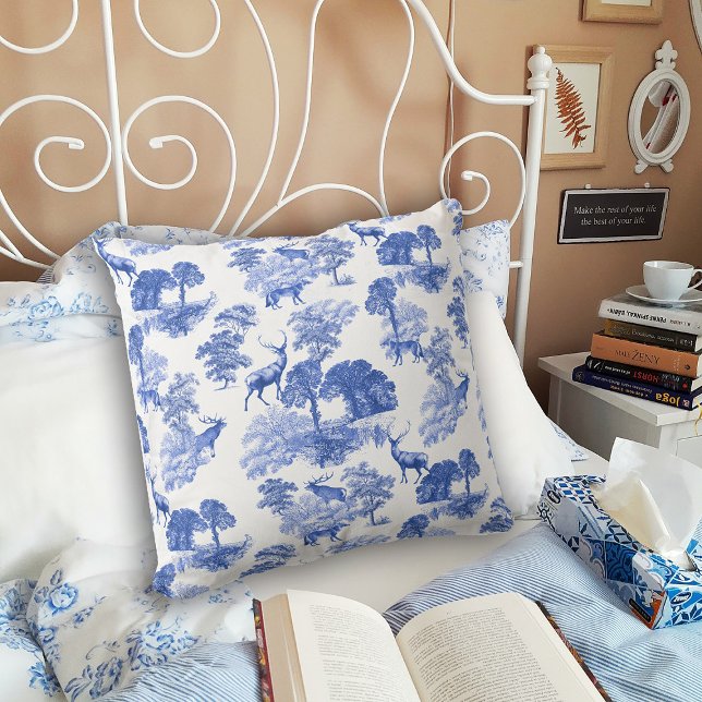 Blue Toile Hjort Fox Forest Mönster Kudde (https://pixabay.com/photos/bed-books-cool-bedroom-coffee-4953379/)