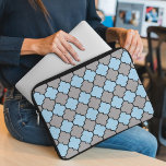 Blue Trellis, Quatrefoil, marockansk lattice Laptop Fodral<br><div class="desc">Elegant,  snyggt och sofistikerad marockansk trellis mönster i grått och blå färg. Modern gåva och trendig,  perfekt för det latetiska älskare i ditt liv.</div>