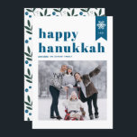 Blue Typography Snöflingor Photo Lycklig Hanukkah Julkort<br><div class="desc">Lycklig Hanukkah! | Skicka ditt helgdag med anpassadet Hanukkah-fotoplatta kort. Den har blå återtro-fetstilt typografi,  enkel snöflingor-accent och festive mönster. Anpassa genom att lägga till namn,  år och foto. Det här fylliga fotot på platta Lycklig Hanukkah-kortet finns i olika färg och kartonger.</div>