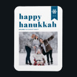 Blue Typography Snöflingor Photo Lycklig Hanukkah Magnet<br><div class="desc">Lycklig Hanukkah! | Skicka din helgdag till önskemål med anpassadet Hanukkah-fotomagnet. Den har blå återtro-fet typografi och snöflingor. Anpassa genom att lägga till namn,  år och foto. Den här lysande fotot Lycklig Hanukkah-magneten finns i olika färg och kardstock.</div>