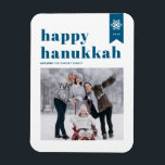 Blue Typography Snöflingor Photo Lycklig Hanukkah Magnet<br><div class="desc">Lycklig Hanukkah! | Skicka din helgdag till önskemål med anpassadet Hanukkah-fotomagnet. Den har blå återtro-fet typografi och snöflingor. Anpassa genom att lägga till namn,  år och foto. Den här lysande fotot Lycklig Hanukkah-magneten finns i olika färg och kardstock.</div>