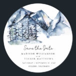 Blue Watercolor Mountain Rustic Boho Spara datumet Runt Klistermärke<br><div class="desc">Blå vattenfärgsberg Rustic Boho Spara datumkvadratmärket med ett vackert vattenfärgsbergslandskap med högt,  vintergrönt gräs träd,  handskript och modern typografi för ett rent,  minimalistiskt intryck. Om bröllop ligger längre än vad vi har här,  har de större utrymme och kan fungera bättre för dig.</div>
